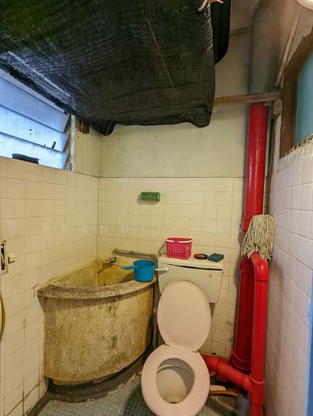 Flat for Sale in Flat PKNS Seksyen 8 by Abang Ikhwan - Bathroom - iProperty.com.my