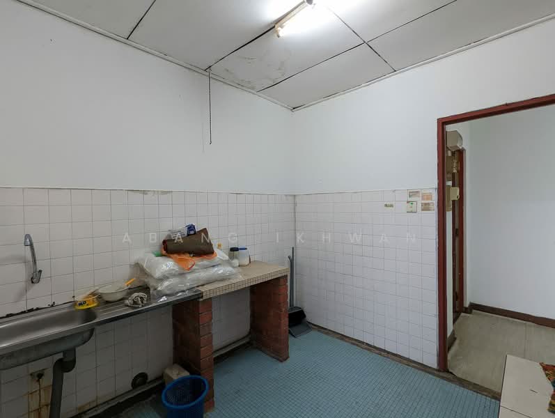 Flat for Sale in Flat PKNS Seksyen 8 by Abang Ikhwan - Kitchen - iProperty.com.my