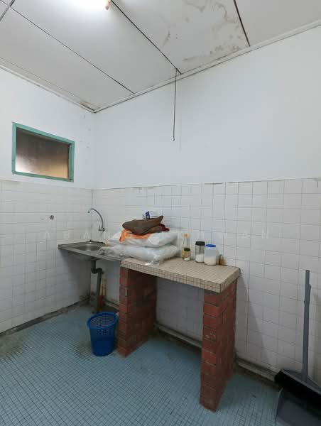 Flat for Sale in Flat PKNS Seksyen 8 by Abang Ikhwan - Kitchen - iProperty.com.my