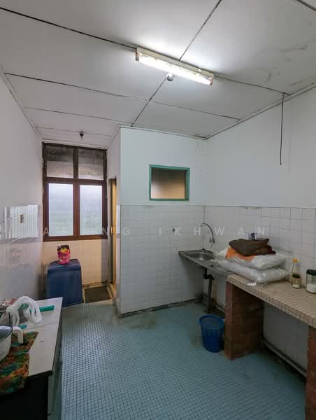 Flat for Sale in Flat PKNS Seksyen 8 by Abang Ikhwan - Kitchen - iProperty.com.my