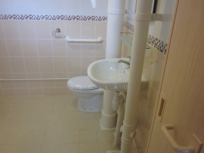 323 Jurong East Street 31, 323 Jurong East Street 31, 4 Bedrooms, 1,604 sqft, HDB Flat For Rent, by Ben Lau, 22646563 - Level 2 Common Bathroom - PropertyGuru.com.sg