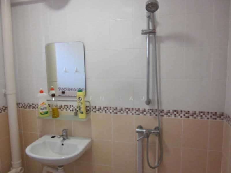 323 Jurong East Street 31, 323 Jurong East Street 31, 4 Bedrooms, 1,604 sqft, HDB Flat For Rent, by Ben Lau, 22646563 - Level 2 Common Bathroom - PropertyGuru.com.sg