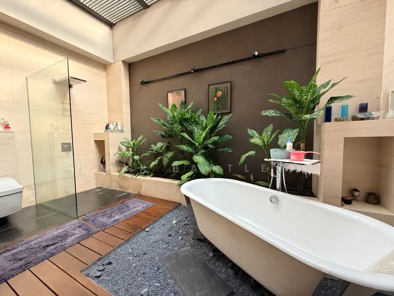 Windsor Park Estate, Florida Road, 5 Bedrooms, 8,700 sqft, Bungalow House For Sale, by Omar Bartlett, 500085832 - Master Bathroom - PropertyGuru.com.sg