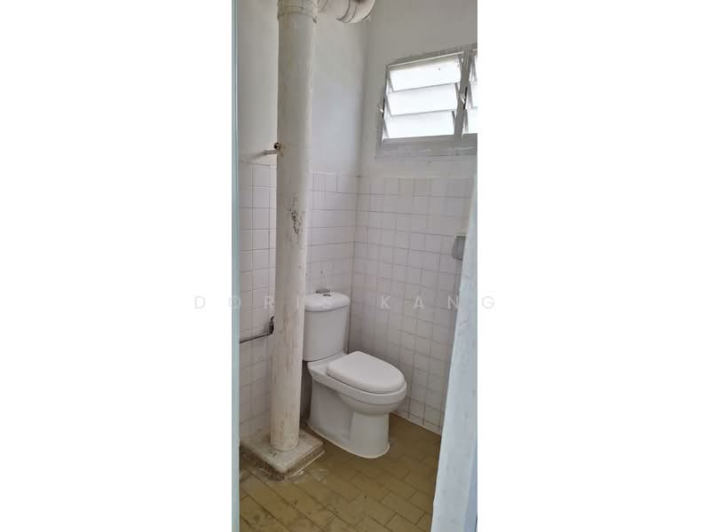 132 Yishun Street 11, 132 Yishun Street 11, 3 Bedrooms, 1,119 sqft, HDB Flat For Sale, by Doris Kang, 500125529 - Bathroom - PropertyGuru.com.sg