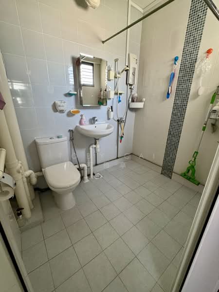 110 Mcnair Road, 110 Mcnair Road, 4 Bedrooms, 1,550 sqft, HDB Flat For Sale, by Toby Cai 蔡稚享, 500130661 - Bathroom - PropertyGuru.com.sg