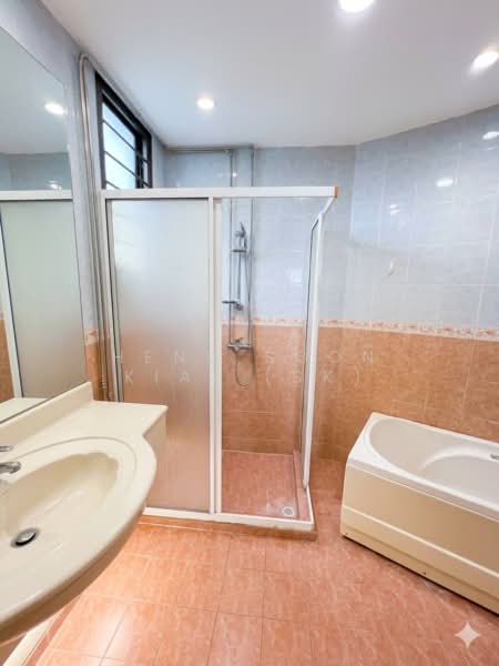 Harbour View Towers, 21 Telok Blangah Drive, 3 Bedrooms, 1,615 sqft, Condominium For Rent, by Heng Soon Kiat (SK), 500132848 - Bathroom - PropertyGuru.com.sg