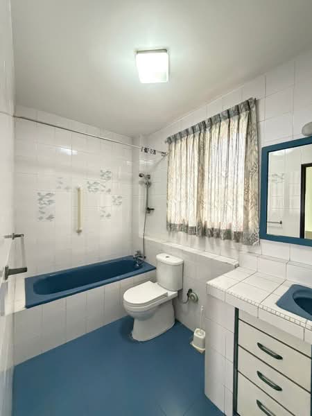 Hua Guan Avenue, , 5 Bedrooms, 2,800 sqft, Semi-Detached House For Rent, by Tan Han Long, 500137820 - Bathroom - PropertyGuru.com.sg