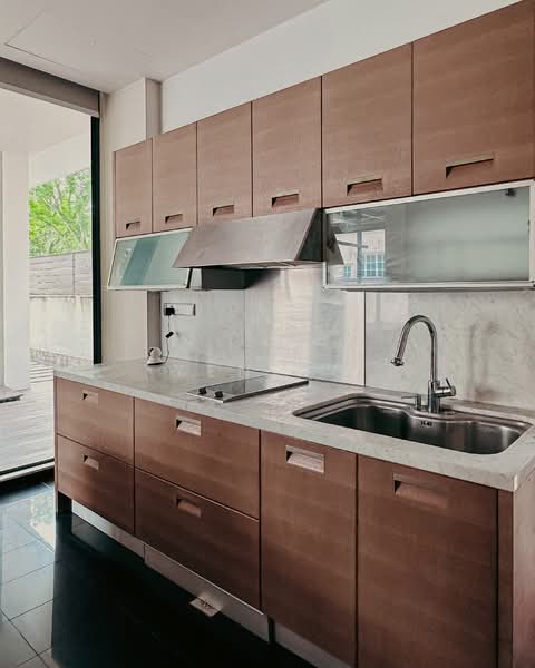 Braddell Heights Estate, Cotswold Close, 5 Bedrooms, 6,500 sqft, Detached House For Rent, by Yen Ng, 500142762 - Dry Kitchen with Miele Hood & Hob - PropertyGuru.com.sg