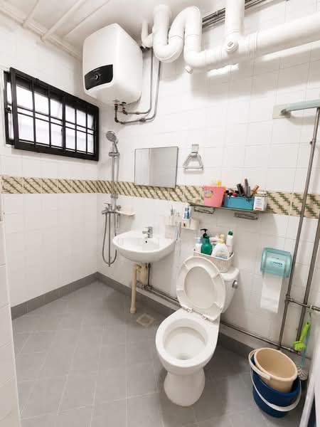 349 Tampines Street 33, 349 Tampines Street 33, 3 Bedrooms, 1,141 sqft, HDB Flat For Sale, by Stephanie Kuet LY, 500143966 - Bathroom - PropertyGuru.com.sg