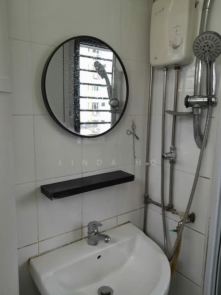 117 Bedok Reservoir Road, 117 Bedok Reservoir Road, 2 Bedrooms, 721 sqft, HDB Flat For Rent, by Linda Ho, 500155980 - Bathroom - PropertyGuru.com.sg