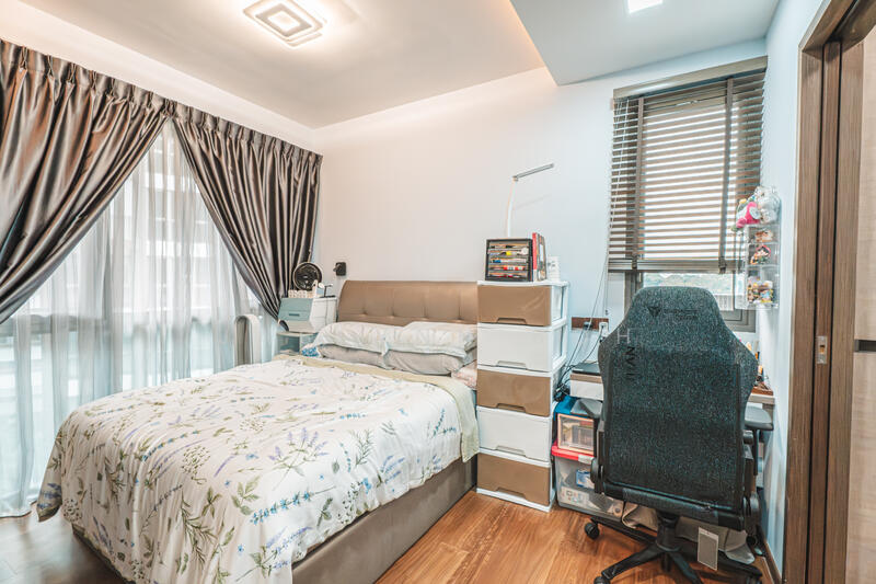 Bellewoods, 122 Woodlands Avenue 5, 5 Bedrooms, 1,528 sqft, Executive Condominium For Sale, by Jaslynn Soh, 60054806 - Spacious Master with study corner - PropertyGuru.com.sg