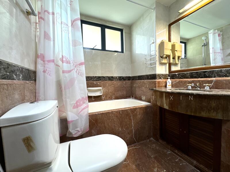 Westcove Condo, 10 West Coast Crescent, 2 Bedrooms, 1,098 sqft, Condominium For Sale, by Joyce Lye Hui Xin, 60078847 - Bathroom - PropertyGuru.com.sg