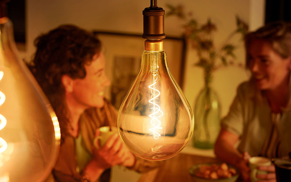 squarerooms philips led light bulb family couple laughing warm light glow orange cosy